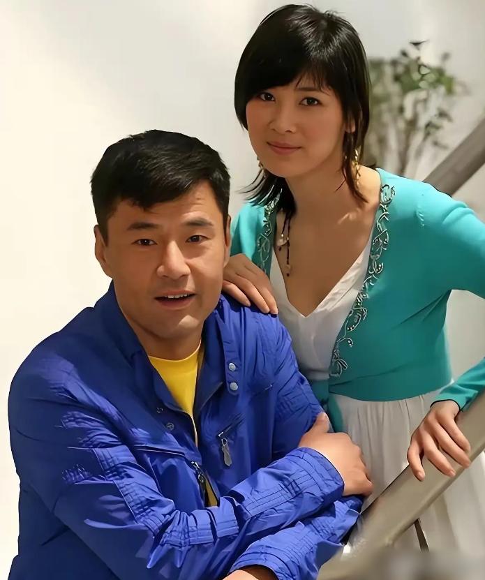 于荣光怎么也想不通，结婚35年，钱他赚、饭他做，自己几乎没有任何绯闻，对妻子宠爱