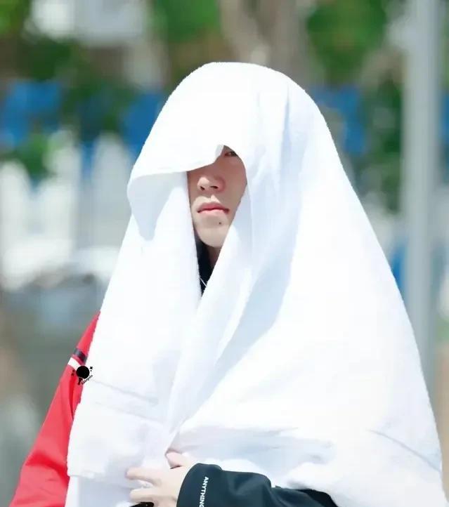 国乒防晒天天不重样今天披毛巾的变大头啦莎莎今天改穿防晒服大大的帽子可能