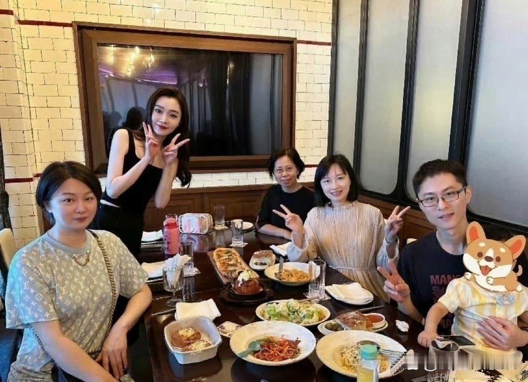 宋轶与家人聚餐合照，大多明星没了妆，没了美颜也就是普通人​