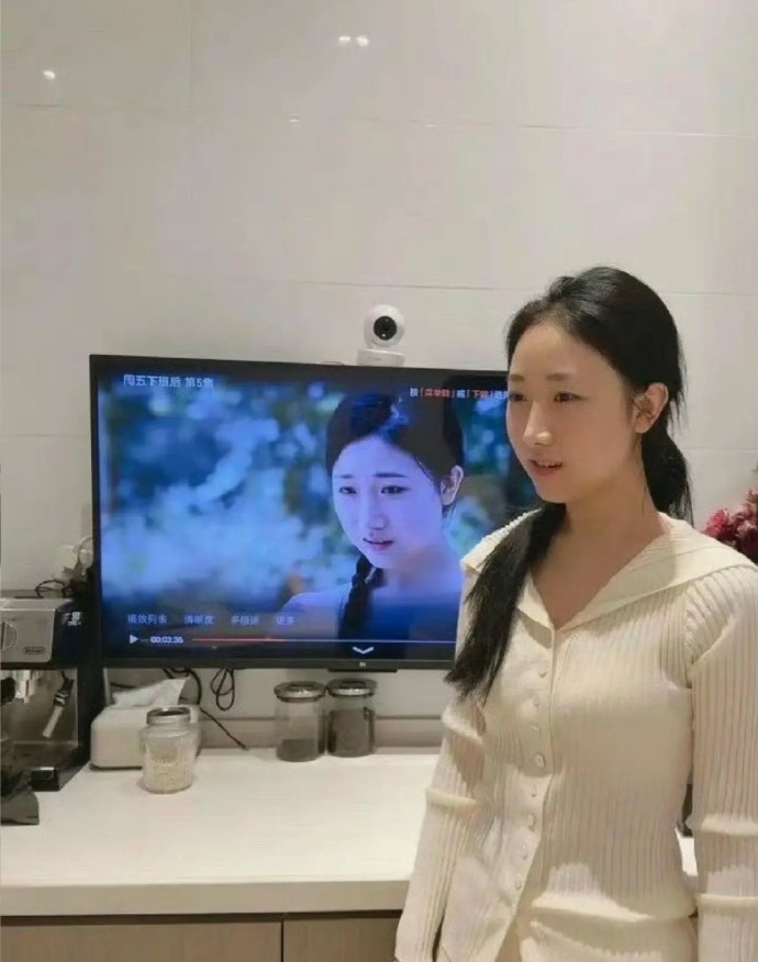 原来大家说的上镜胖20斤完全不夸张啊，果然荧幕明星不是谁都能当的​​​