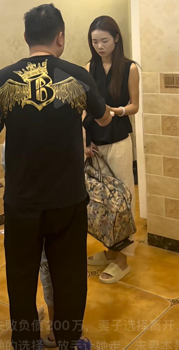 重庆，丈夫生意失败负债300万，妻子选择离开，丈夫尊重她的选择，放手让她走。男人