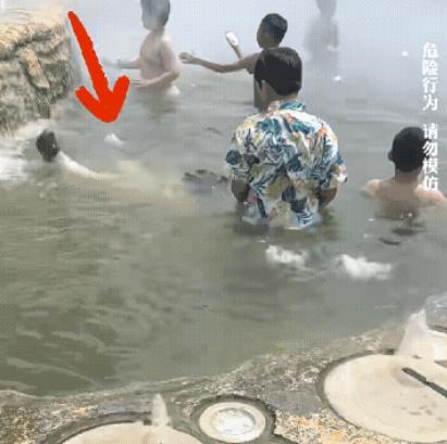 泳池里头一个小姑娘不知道怎么回事突然就呛水了，手脚在那乱扑腾。旁边人好像还没反应
