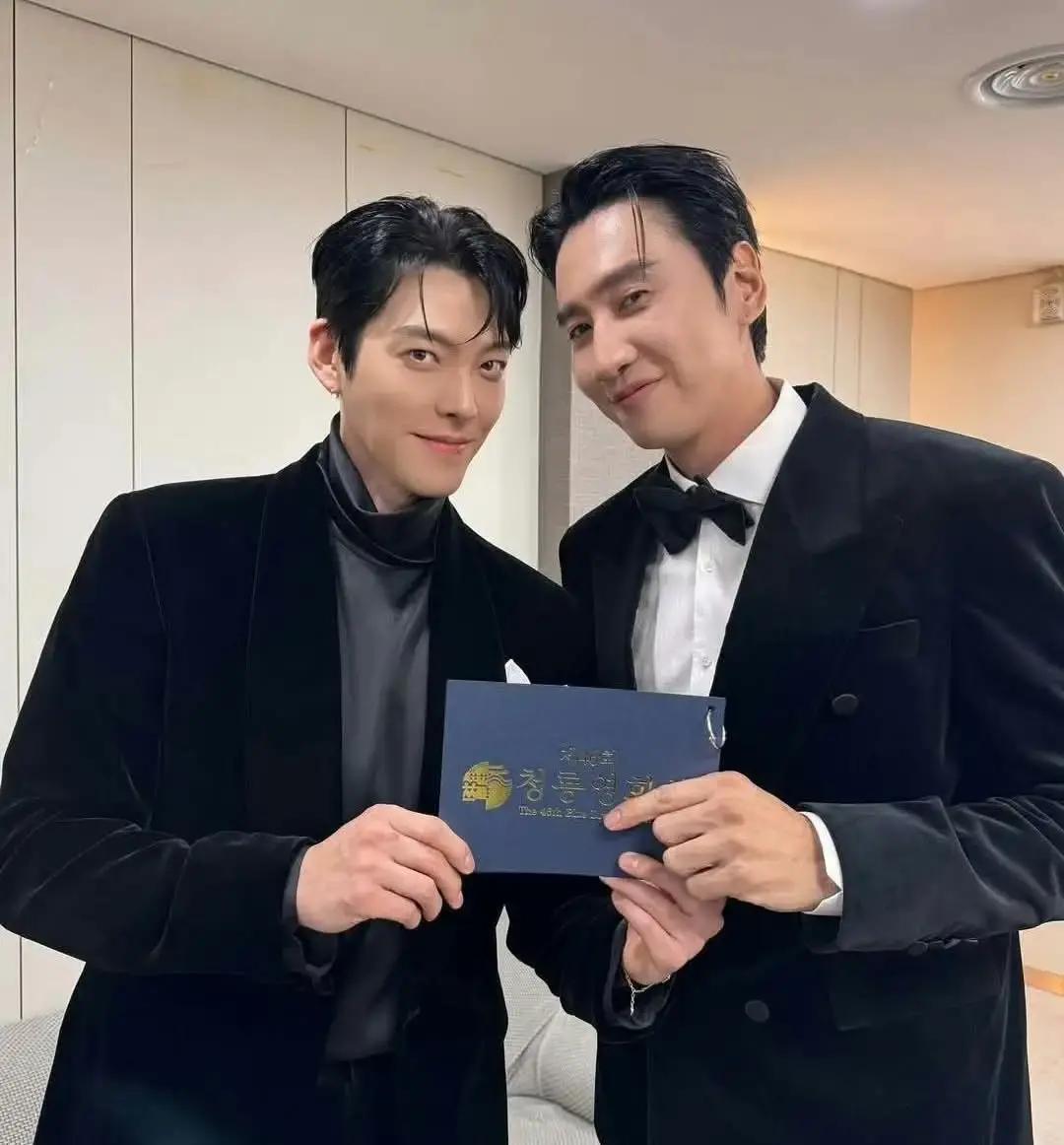 李光洙收紧喉咙站在圣坛旁，台下金宇彬突然低头抹了下眼角。这个在综艺里摔了上