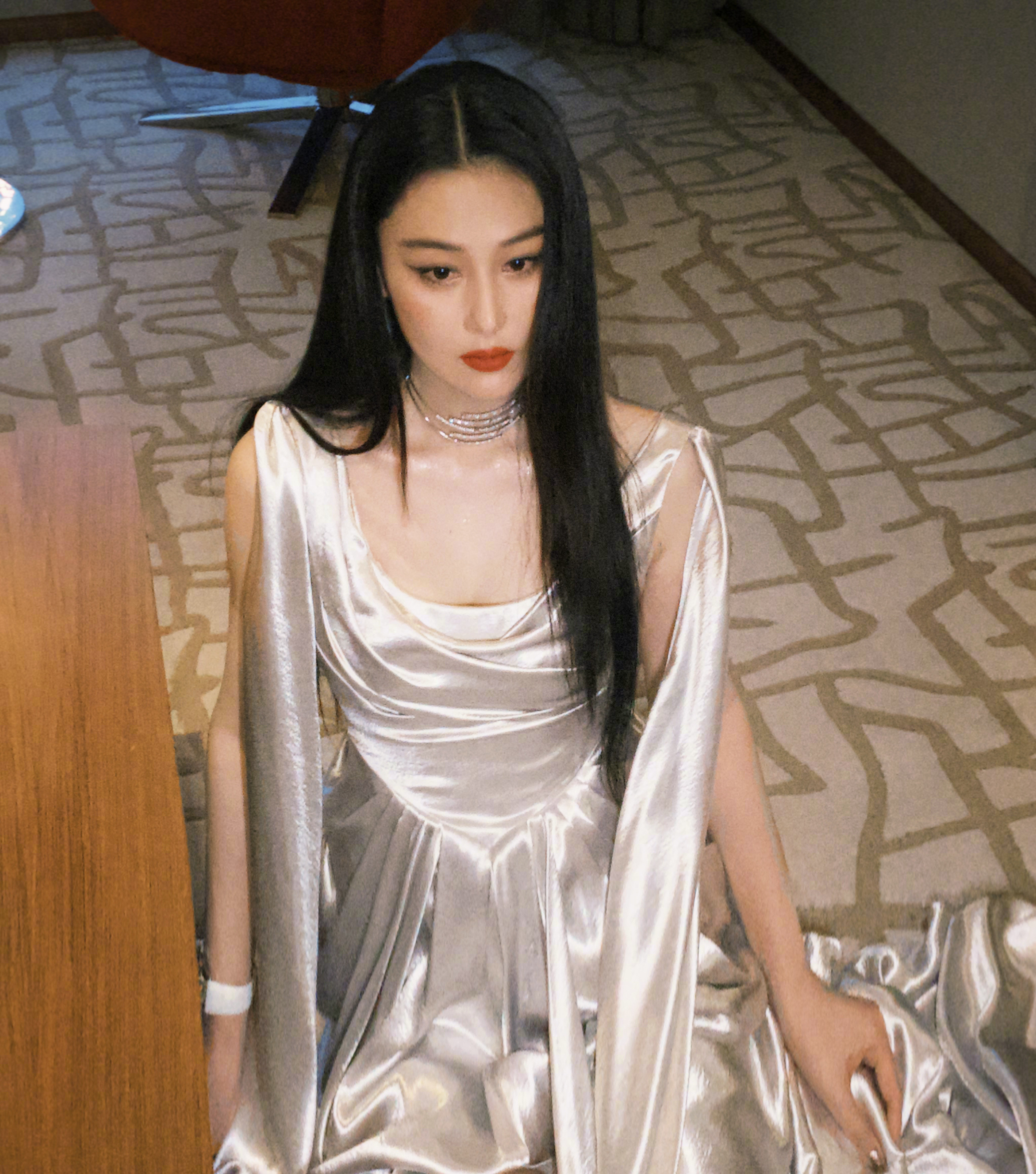 张馨予张馨予探洞看虫子都像美食在复制粘贴的时代，你是手写的诗