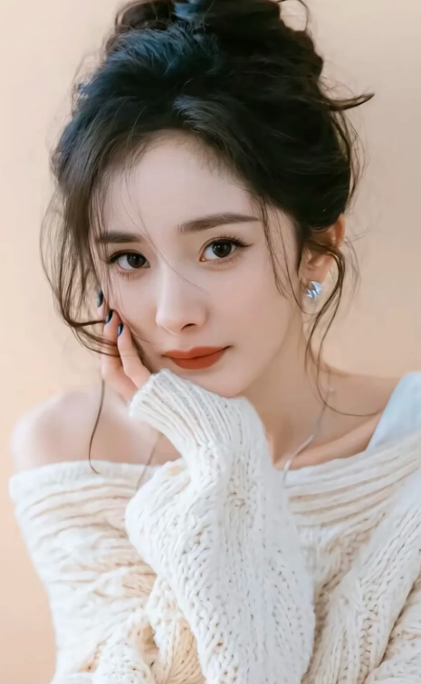 杨幂一身牛仔套装简约又飒长发造型温柔又有气场生图状态真是能打，气质出众，不愧