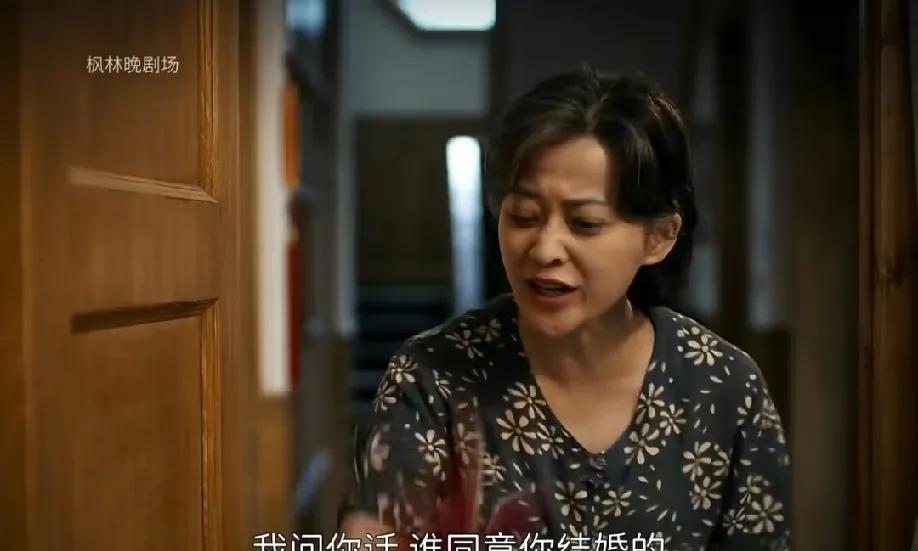 看《父母爱情》里亚菲偷领结婚证那段，真是看得人血压飙升。安杰一辈子趾高气扬，到