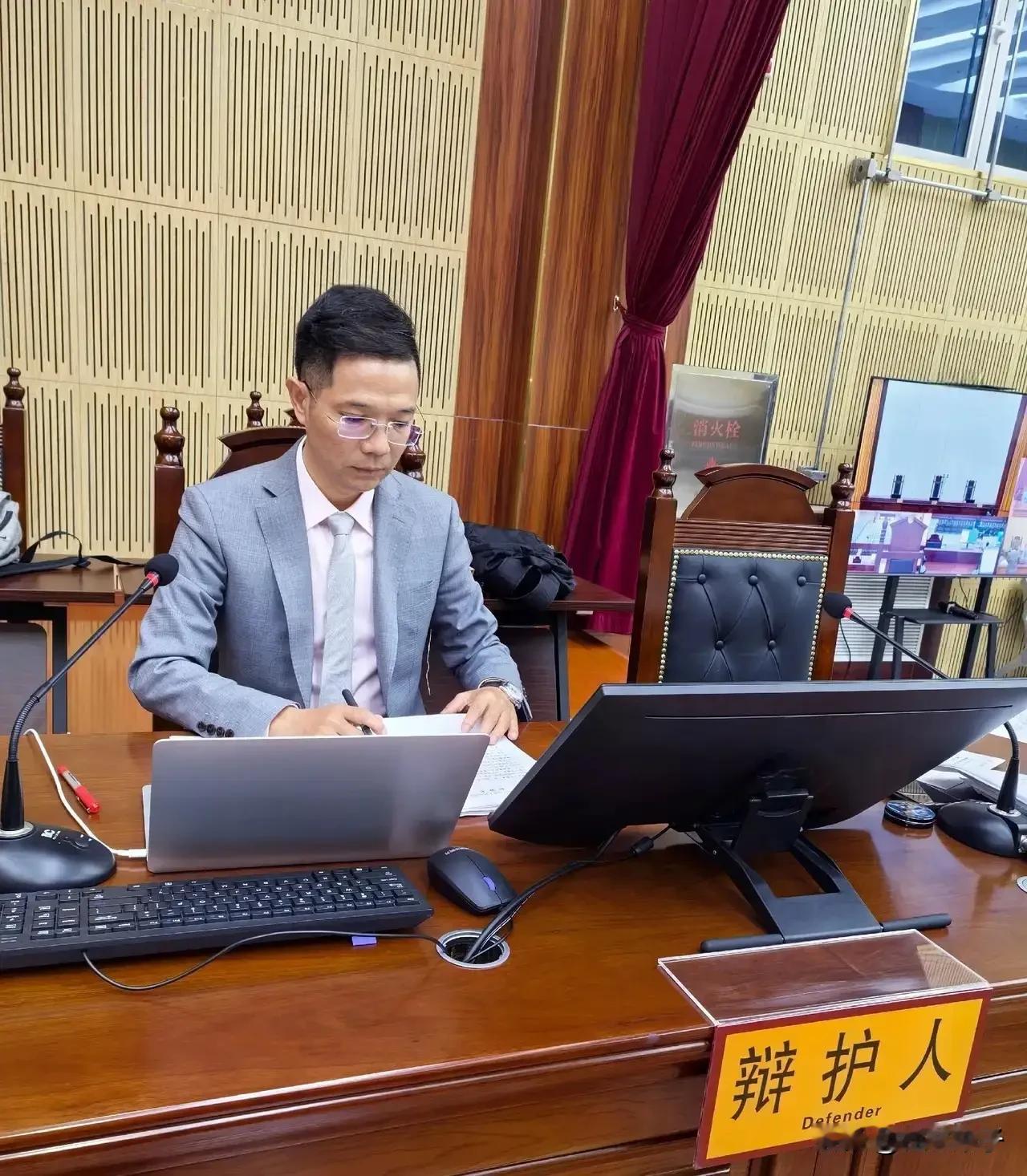 储网红连麦π律遭网友惹争议！不是蹭热度就是为立人设。储网红与π律连麦，说