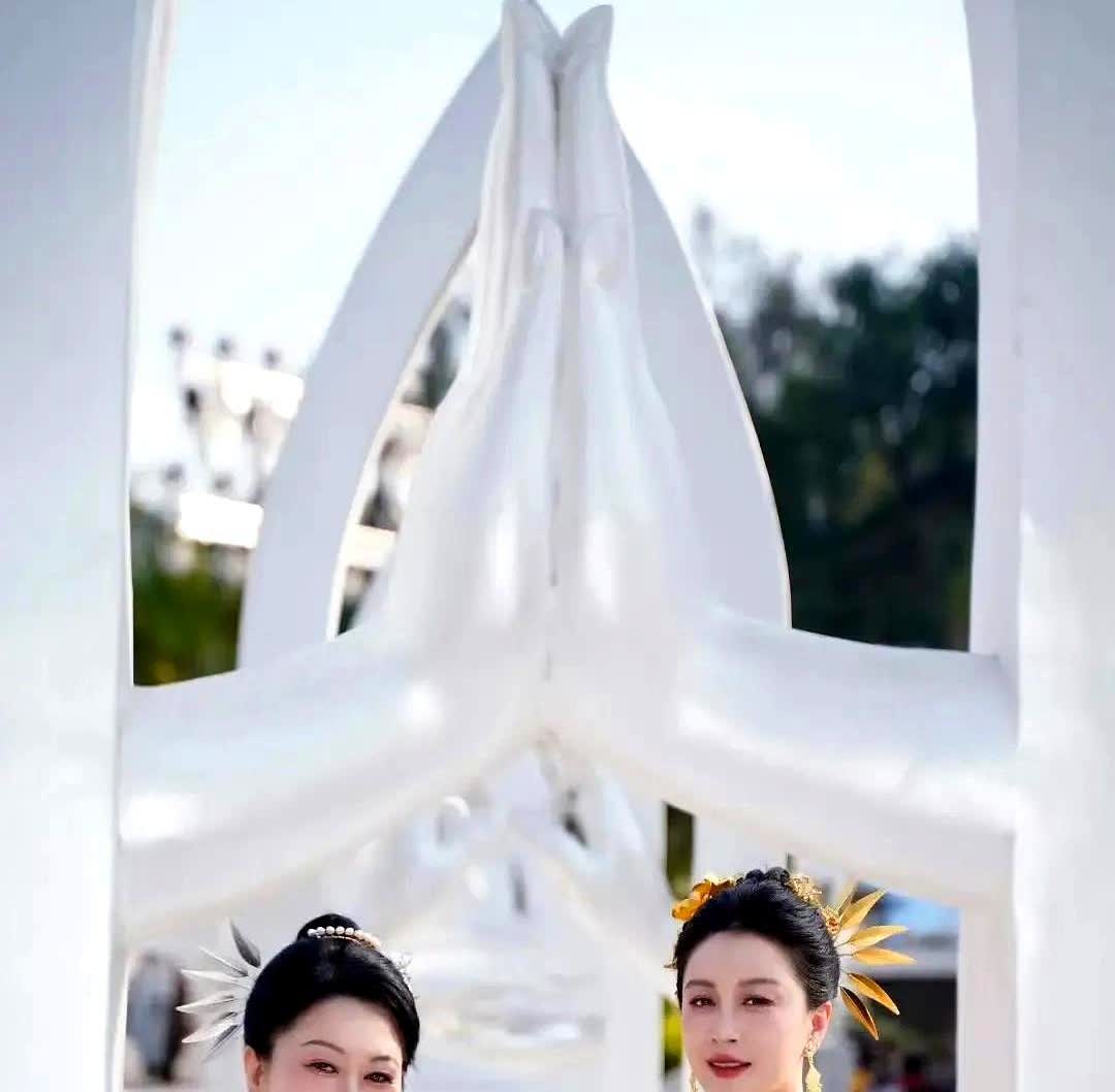 从妈妈被女儿揽着合影的姿态去看，只有邓传理是跟女儿关系最亲密的。很多人觉
