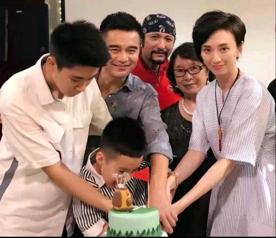 有亲妈亲爹疼爱的孩子真幸福啊！你看张澍的小儿子一家人把他宠上天，爷爷，奶奶，爸爸