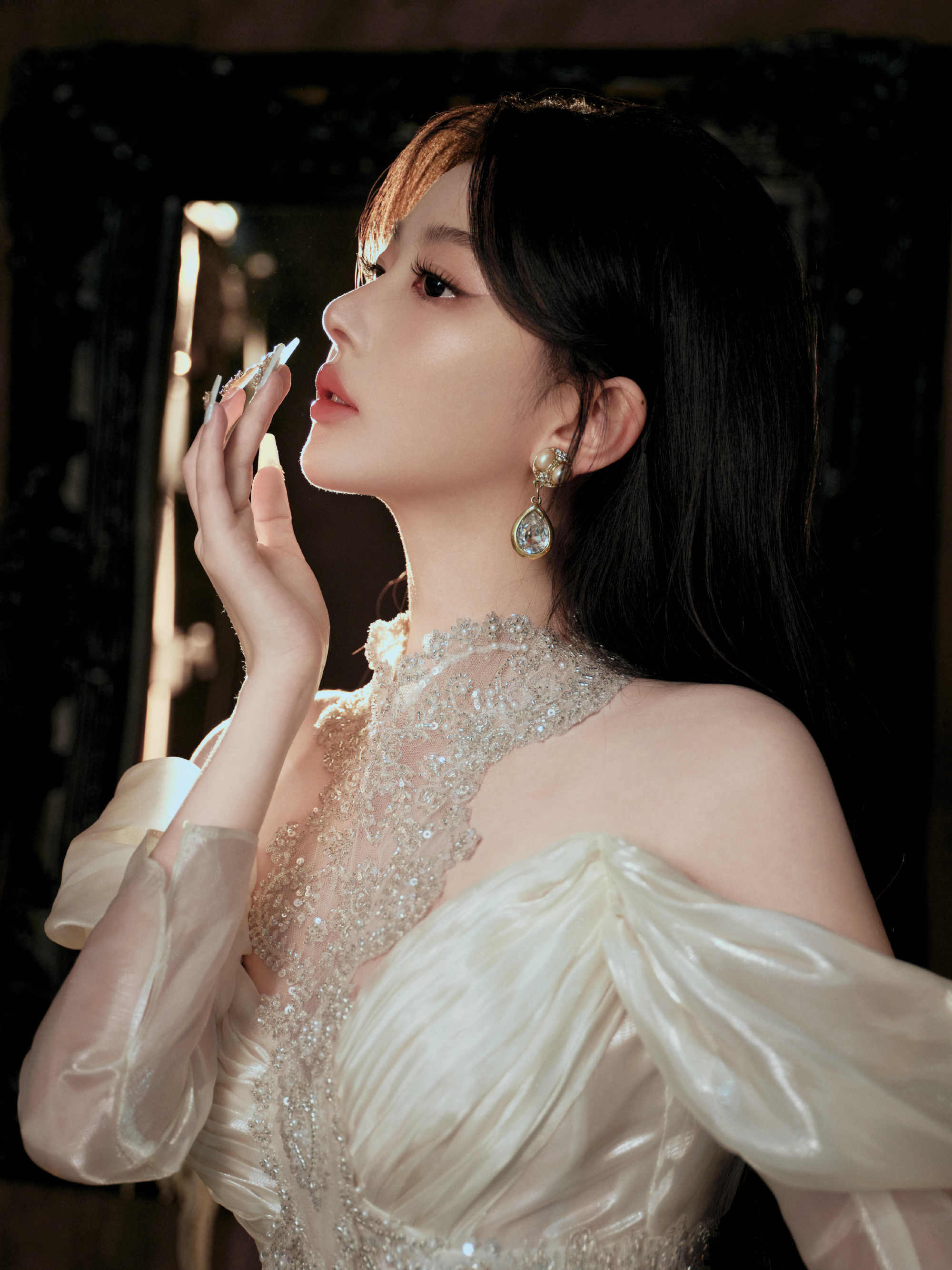 孔雪儿星光大赏出图，钻纱白裙穿搭，贵气迷人。孔雪儿