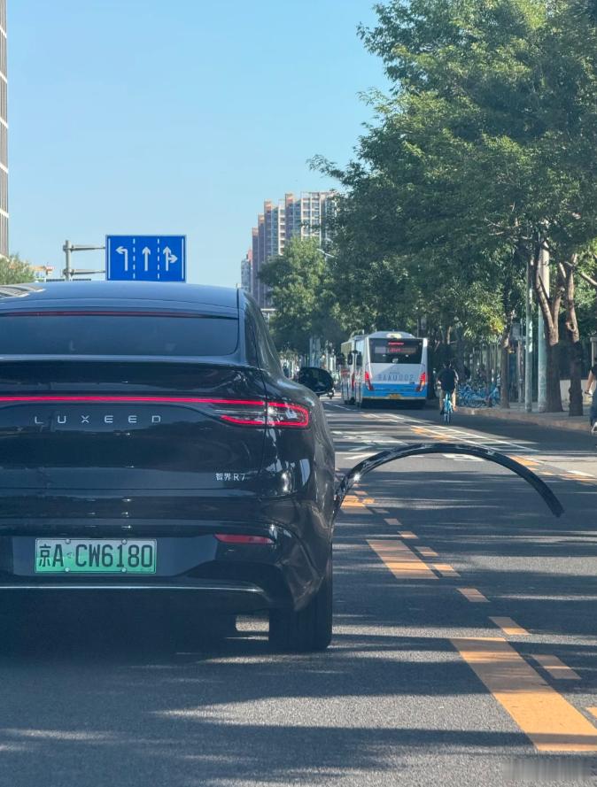这家伙，哥们你这车该剪指甲了[捂脸哭]蹭哪儿了这是！​​​
