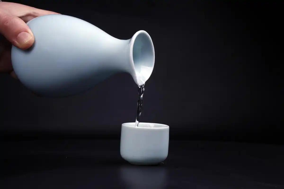 天气渐冷白酒再次成为关注焦点！内分泌科医生多次告诫：高血压患者喝白酒时，留意这