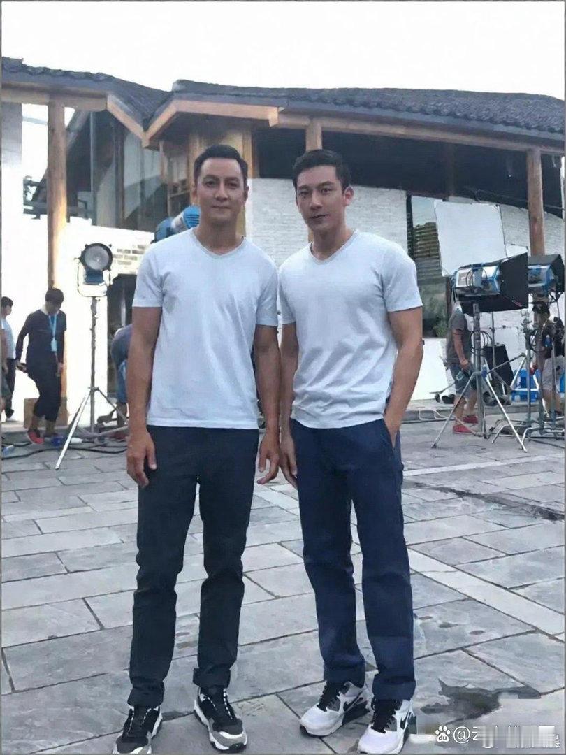 吴彦祖和他的替身同框对比，身形样貌颇为相像，你们觉得谁的颜值更胜一筹？​​​