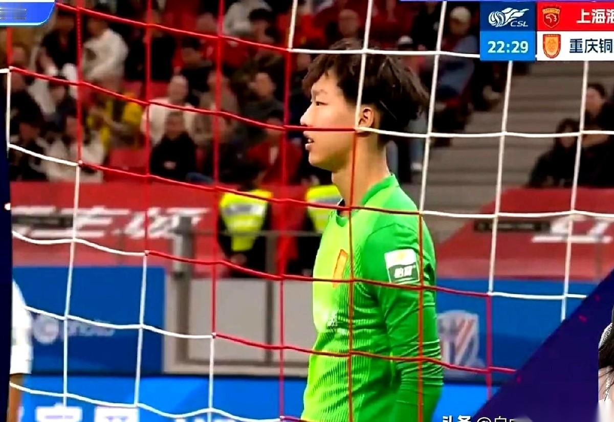 哨声突兀撕裂夜空，球场时间定格在8分51秒！屏幕前，所有人的心跳都漏了一拍。明明