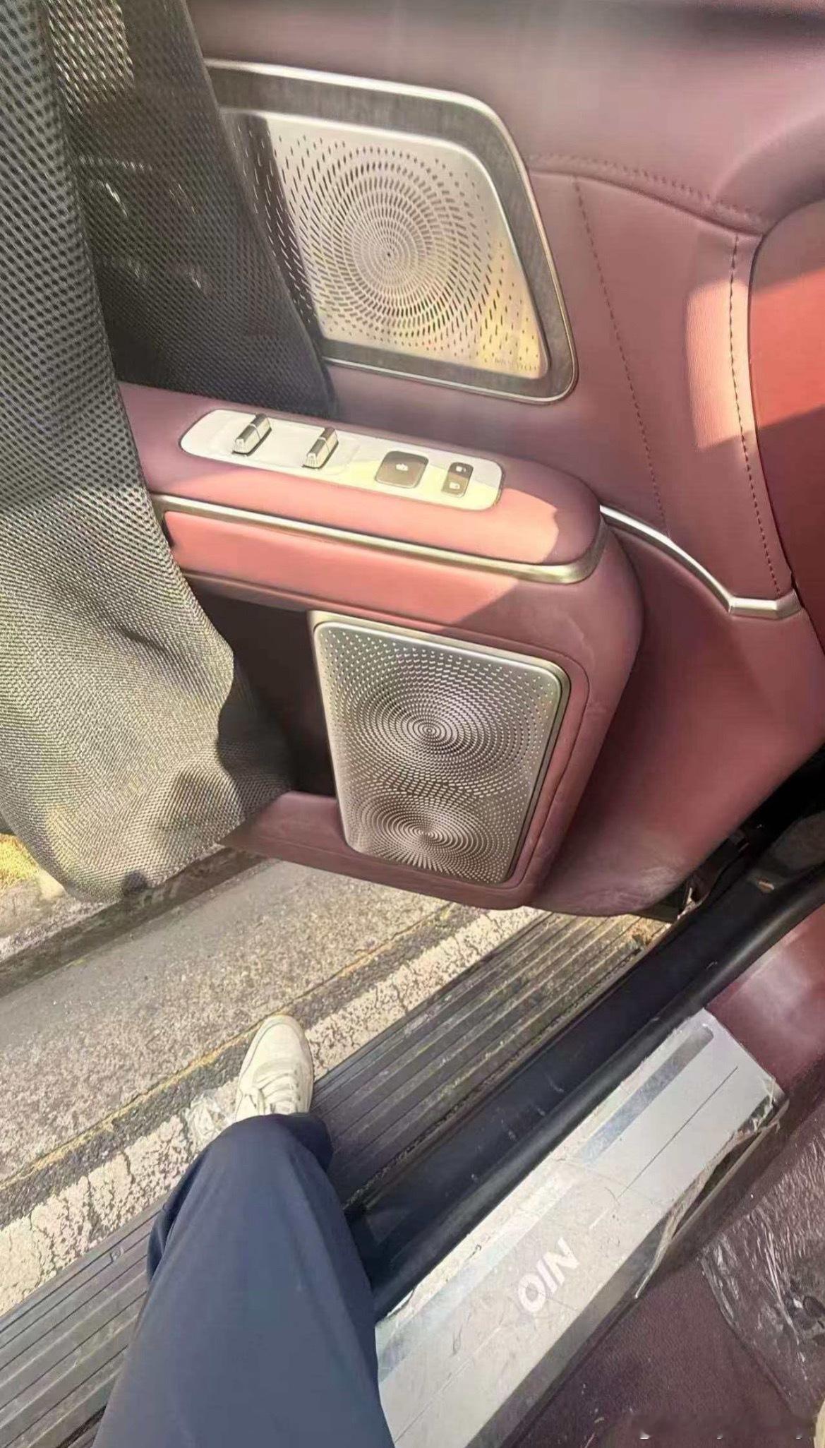 蔚来ES9内饰门板曝光[doge]这个方形的音响很老式啊燕舞牌的感觉竟然敢这么拍