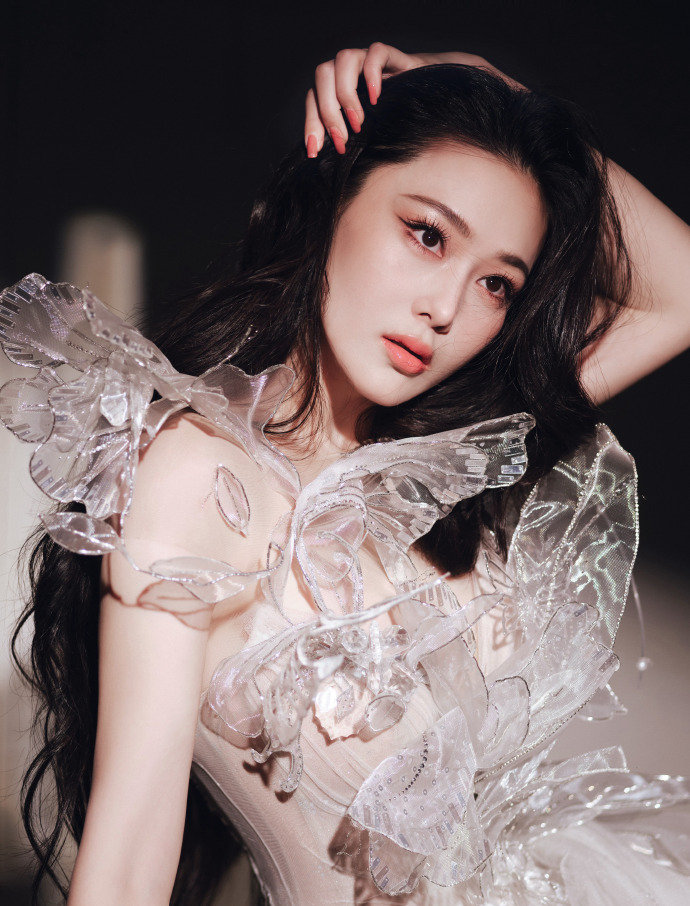 张馨予美得像雕塑张馨予神女下凡张馨予更新一组逆光大片，姐美得像雕塑一样啊，修身