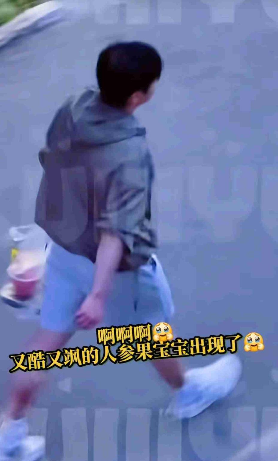 外出买零食的莎莎，大步流星地往回赶。虽然很谨慎，但还是被拍到了。莎莎外