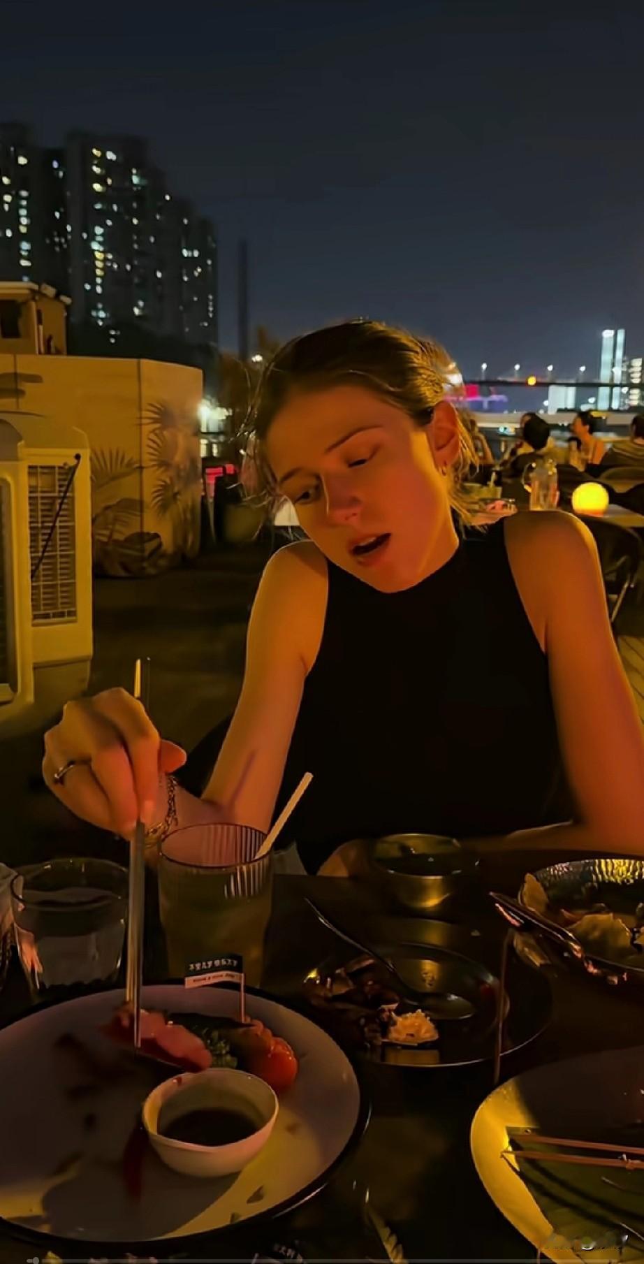 小伙子分享自己和比利时女友的约会，别人的约会都在谈情说爱，他们两个人的约会都