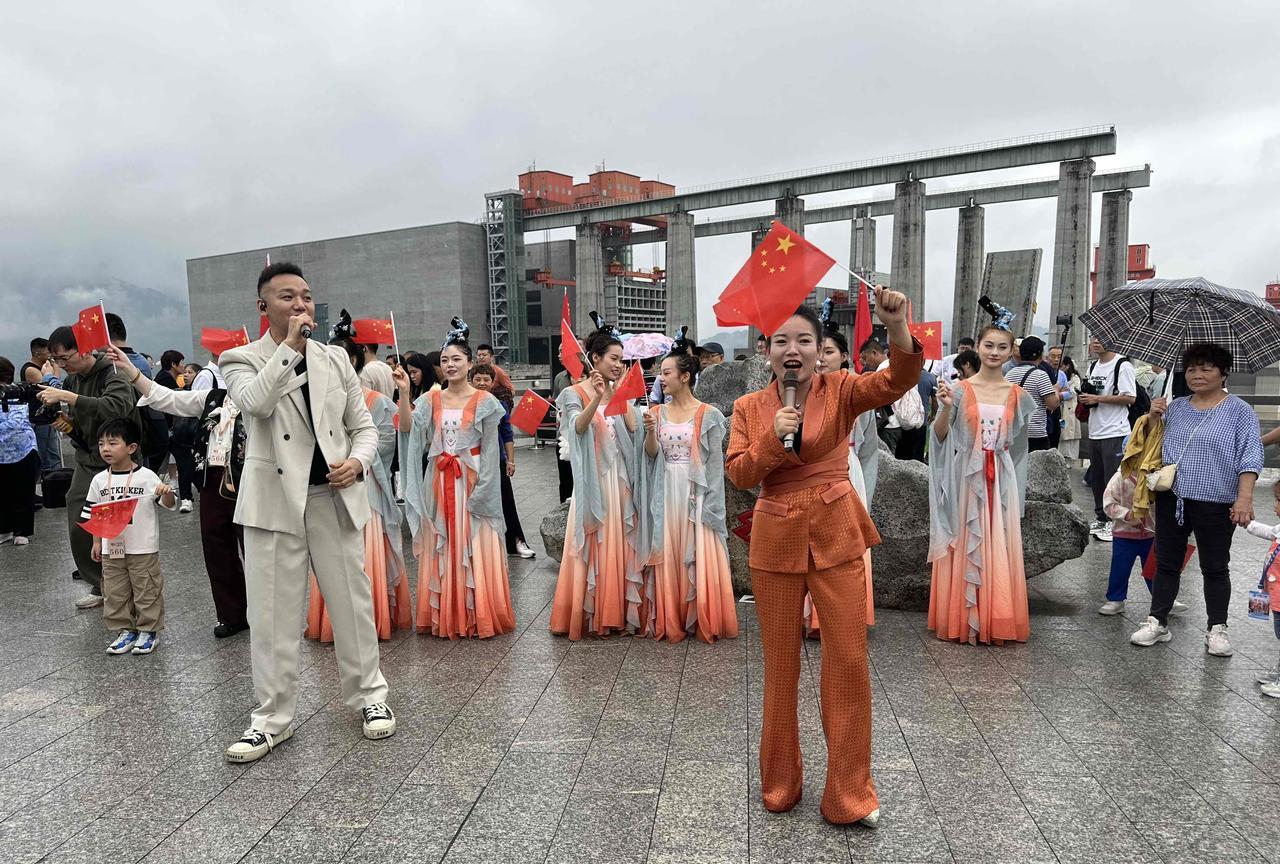 太火爆了！10月1日上午10点，湖北宜昌三峡大坝185平台已经被游客大军包围啦！