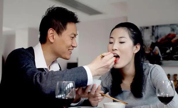 男人在离婚前，会有个“脑疯期”。这时，他想离婚的渴望达到了顶峰，除了谈离婚，他