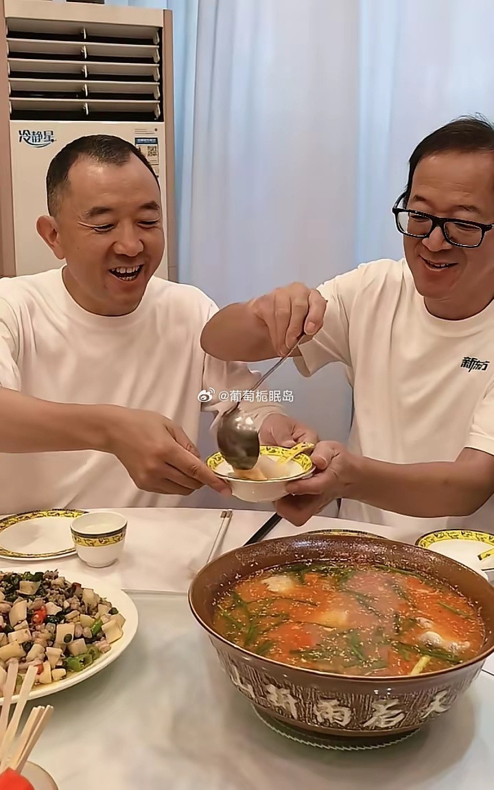 陈行甲这待遇不错啊，老板俞敏洪饭桌上亲自给他盛酸汤鱼。​​​