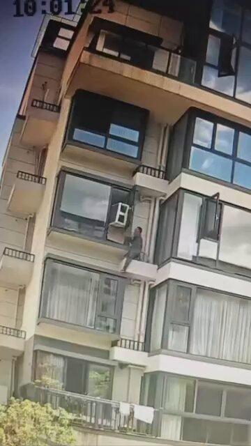 安徽黄山小区一幕高空惊魂，给所有高空从业者敲响警钟。一名空调安装师傅在高层窗外