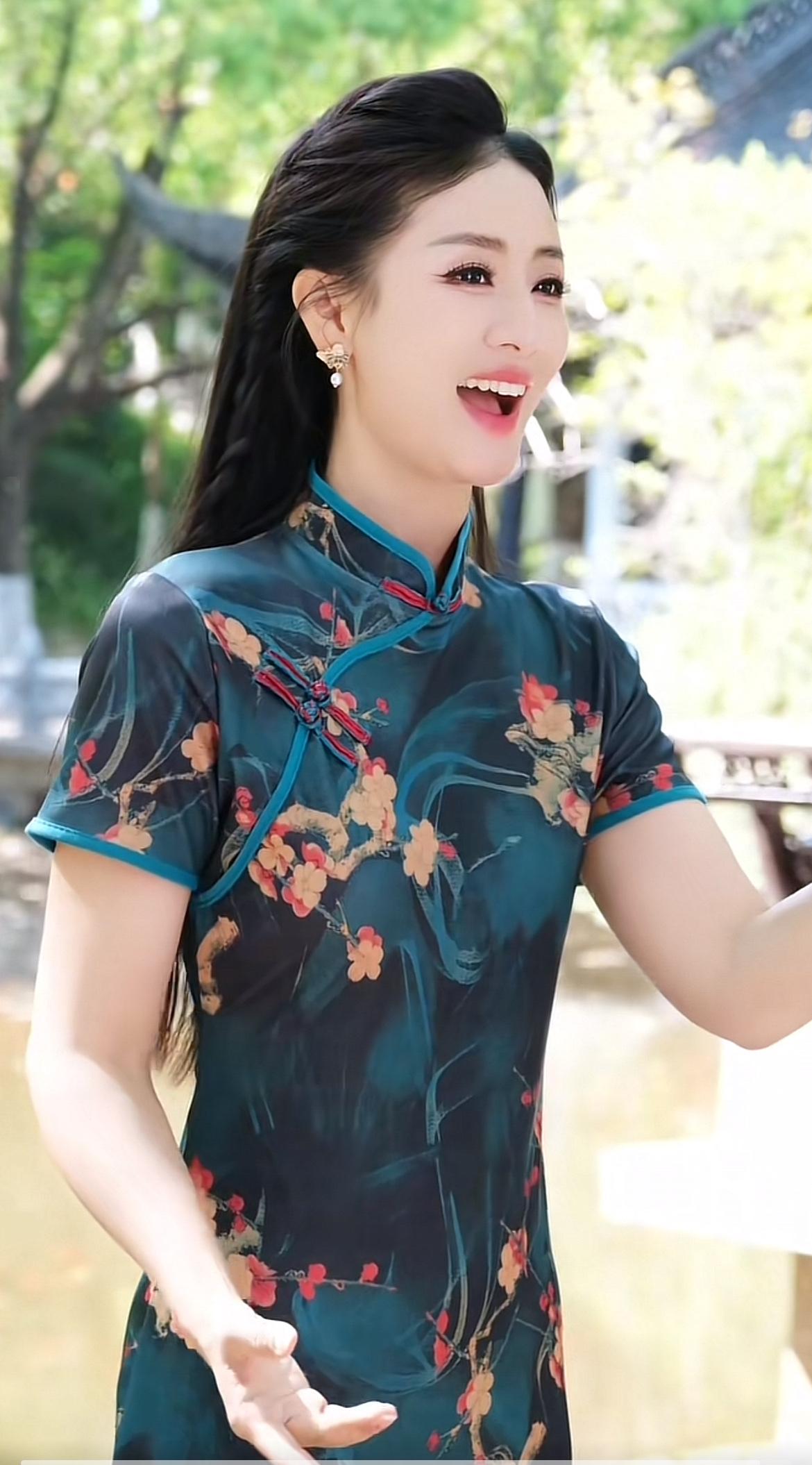 人美曲美风景美[赞]好漂亮啊，高端大气[赞][赞][赞]美女唱的好听百听不厌[鼓