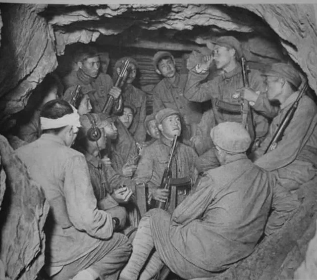 1951年5月27日，180师突围失败，15名战士抢敌军物资挖山洞过冬，足足熬过