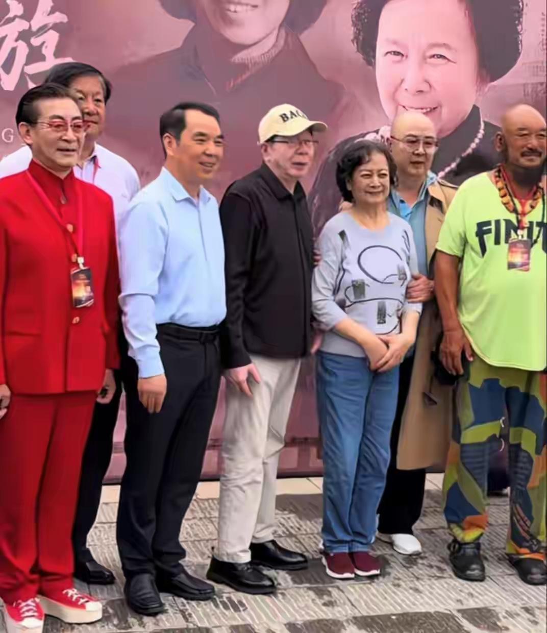 《西游记》剧组部分主创人员合照我认出了穿着红色套装、戴着红框眼镜、气色盈和的