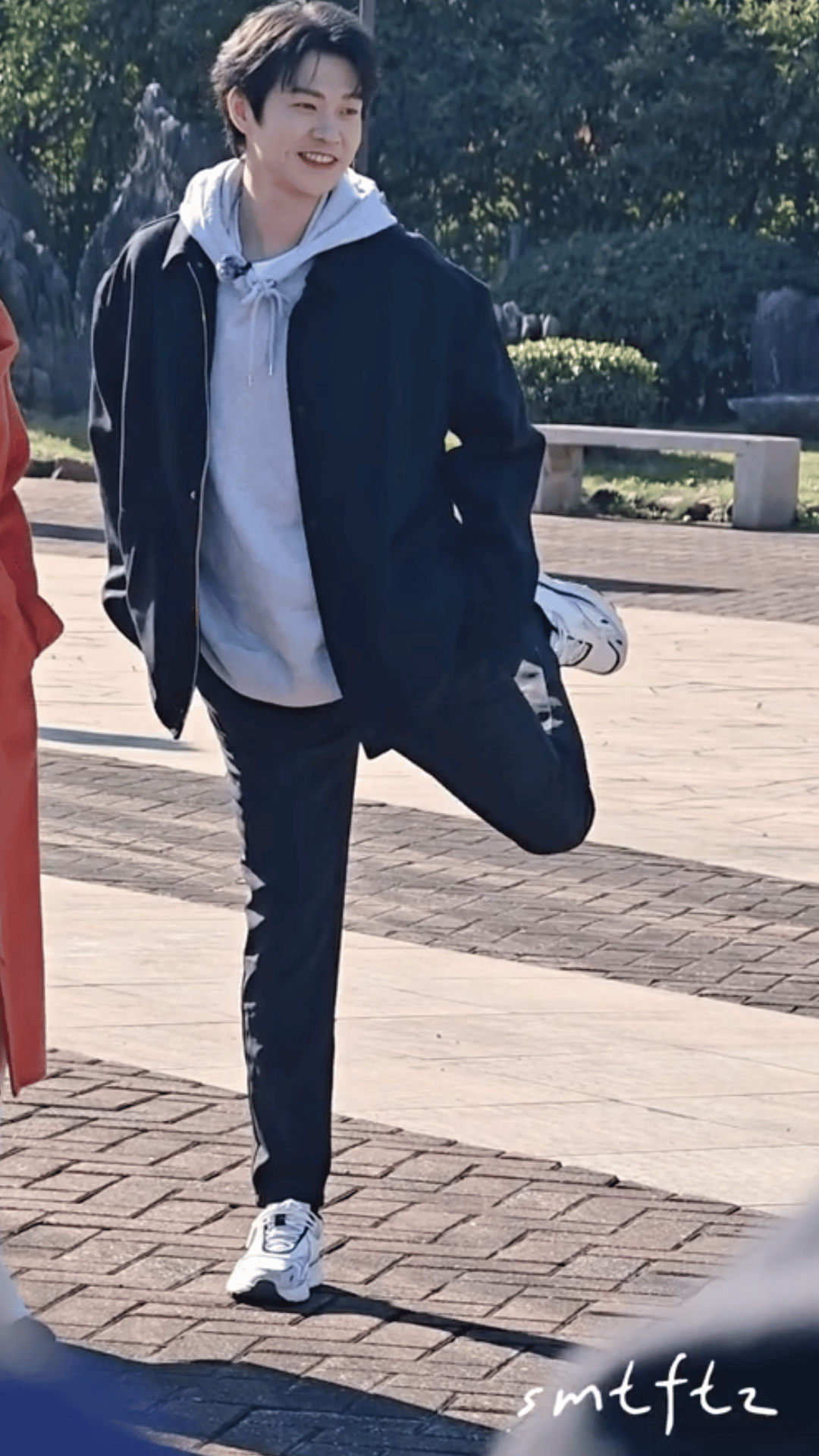 魏大勋翘脚拍照，感觉魏大勋就是那种快乐小狗呀，咋那么可爱呢