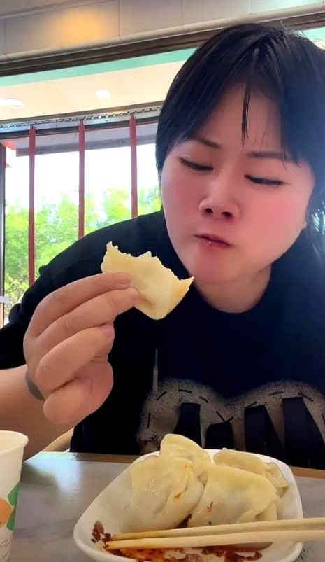 王温暖丢下去年刚出生的孩子与小罗要去国外旅行了！从怀孕期间开办香肠加工厂，到