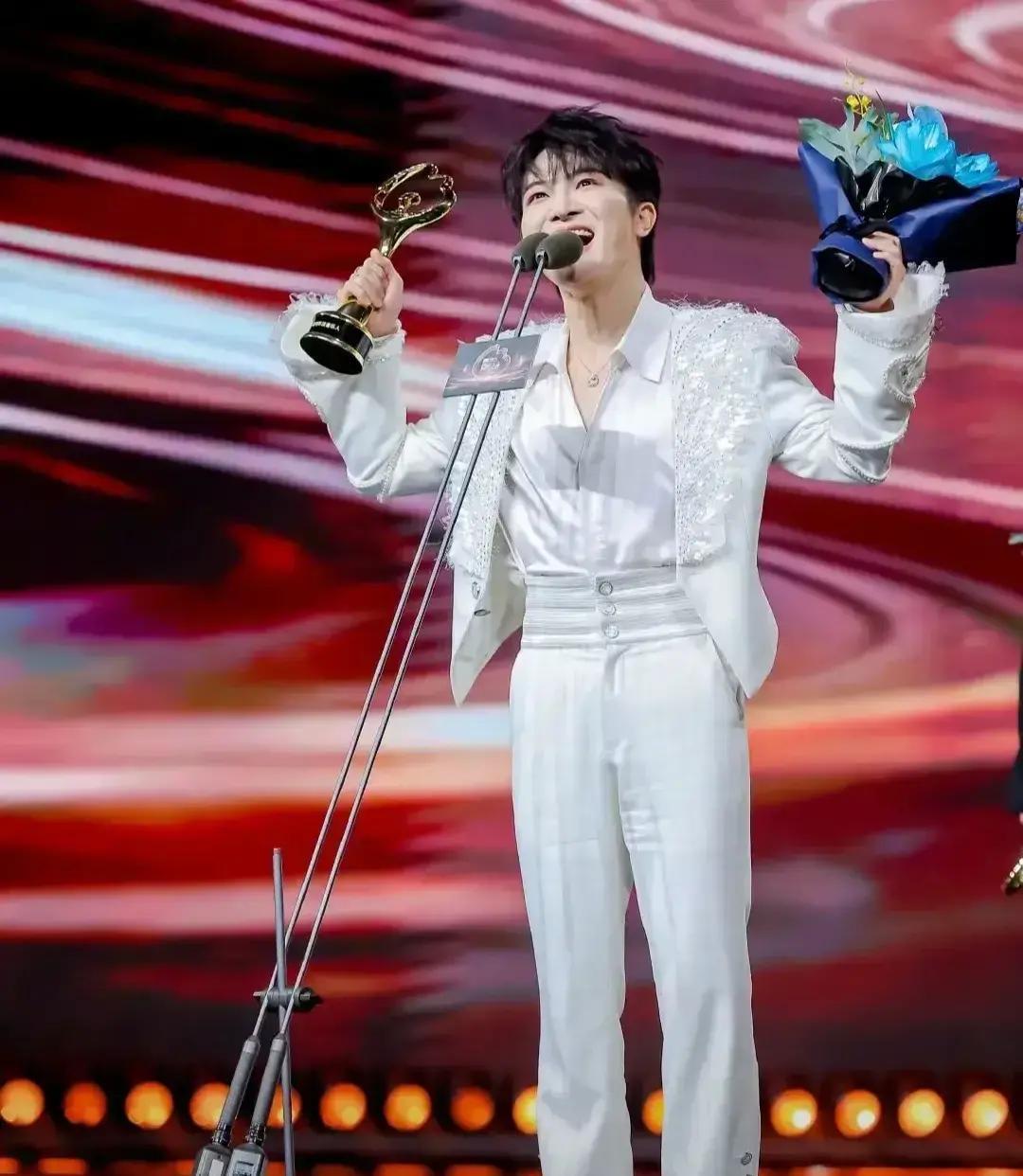 周深在2025微博之夜红毯上扶着容祖儿下台阶的照片刷屏。容祖儿穿拖地长裙，台