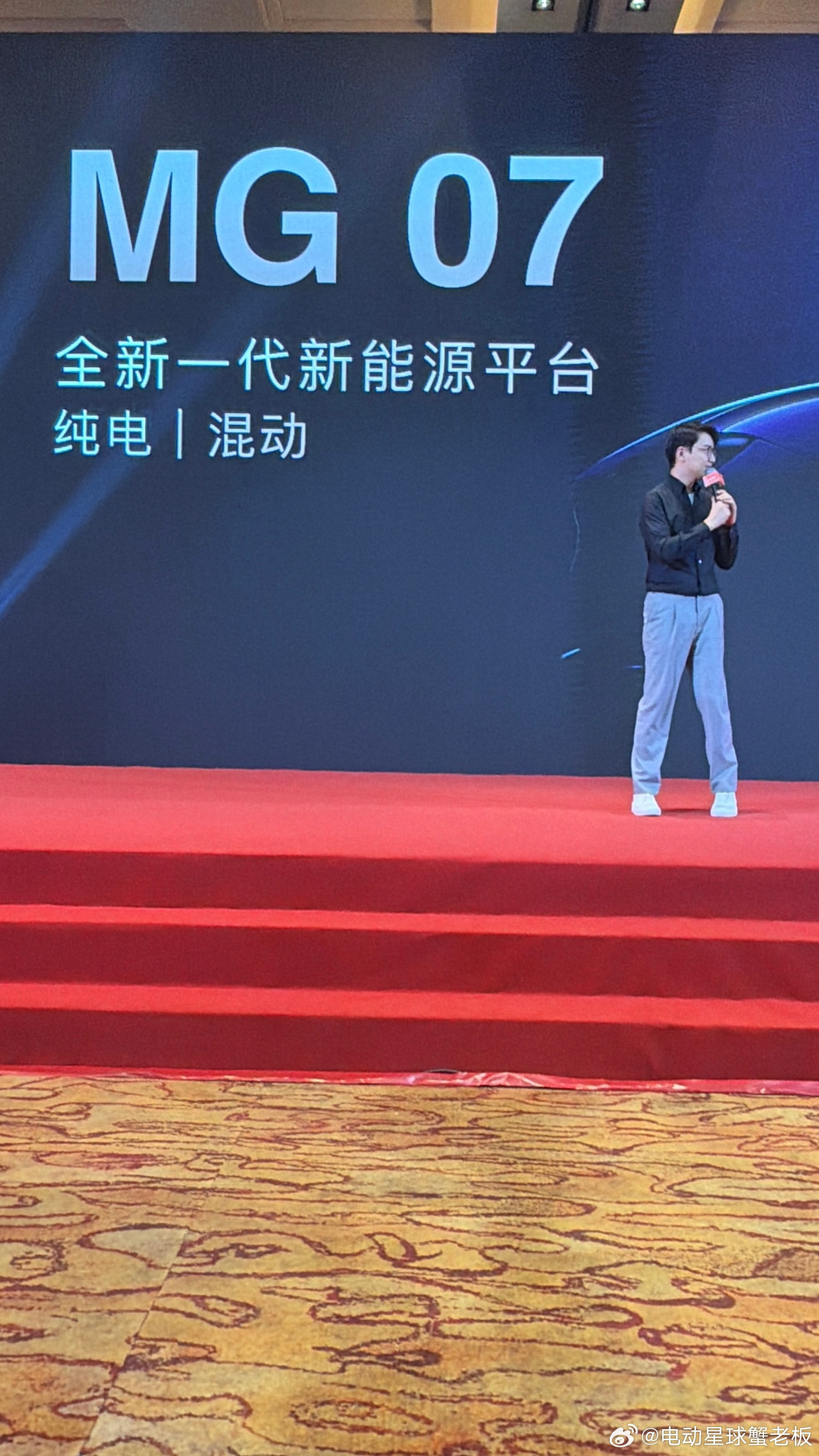 上汽乘用车，MG品牌今天披露了两款新车，一款SUV，4X，一台新能源轿跑07。