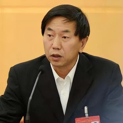 ☁1993年，36岁的耿彦波一上任，就斥资5000万重修了一个破院子，当地