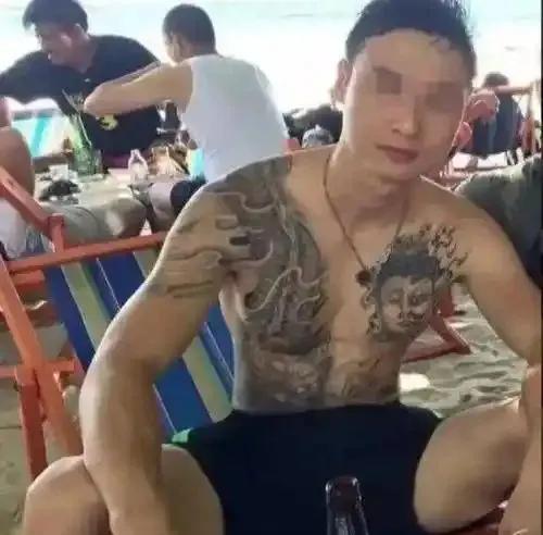 王暖暖老公的身材是在坐牢时练出来的！不是有纹身的一定是坏人，而是这男人的纹身看