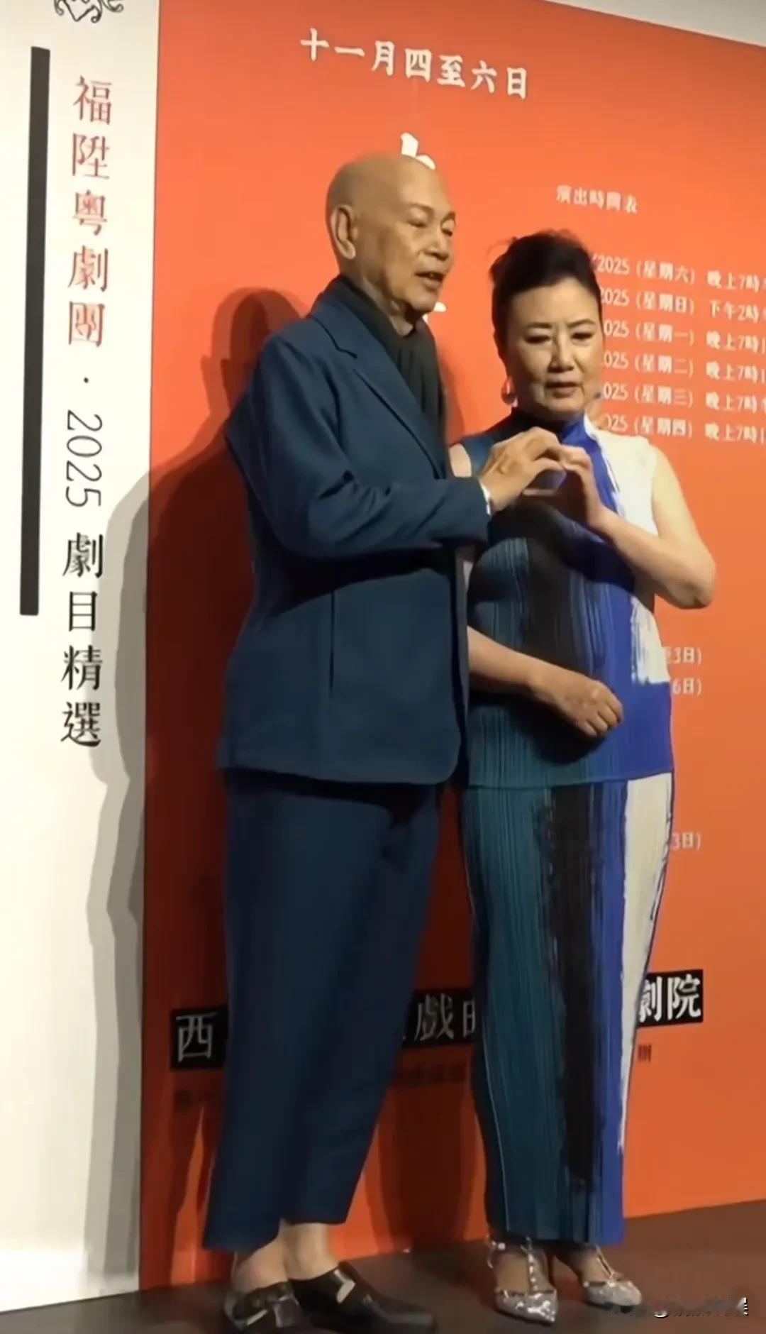 近日，罗家英和老婆汪明荃宣传俩人的新粤剧节目，同台秀恩爱。罗家英穿着小西装，脖