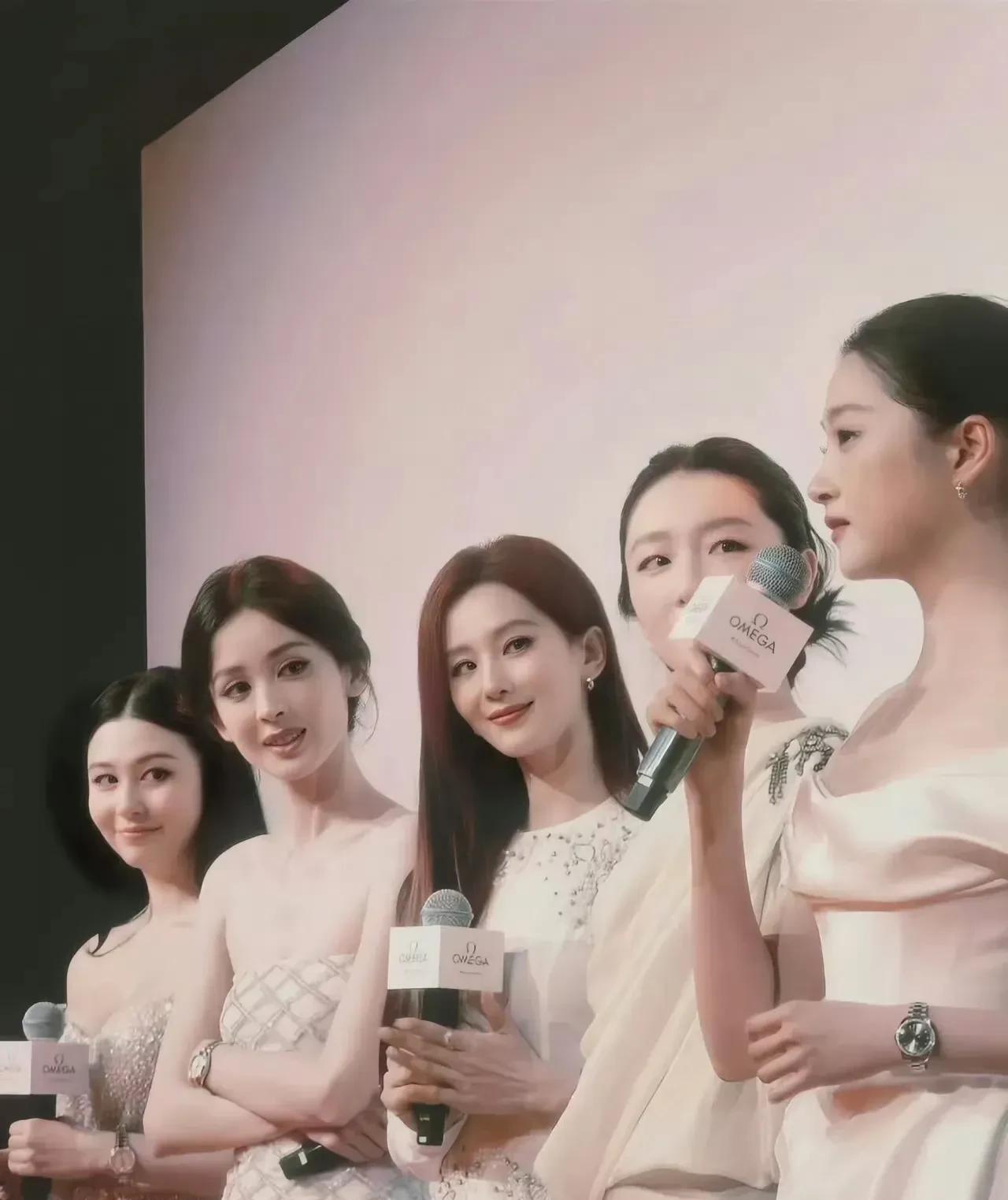 五个女神同时合照，虽然每一个都是美若天仙，偏偏对关晓彤没有兴趣。[捂脸哭][捂脸哭]