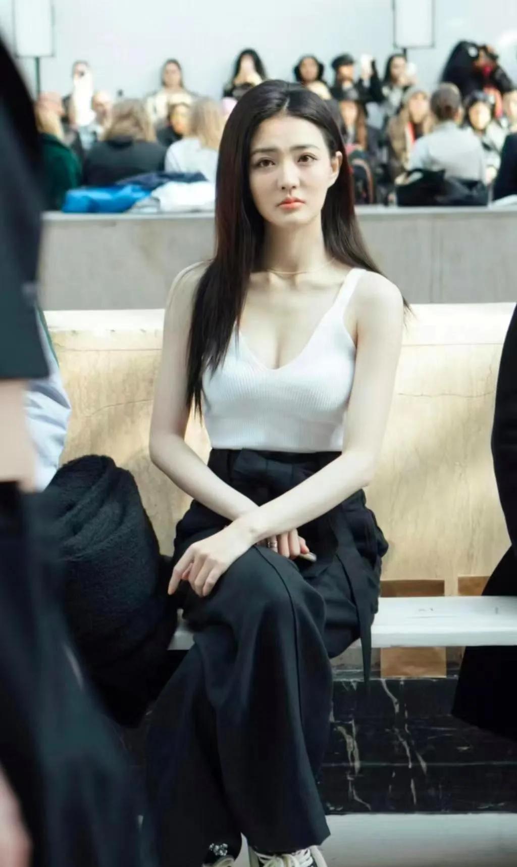 徐璐这组生图绝了！简约穿搭也藏不住的美貌暴击徐璐的生图也太能打了吧！白色吊