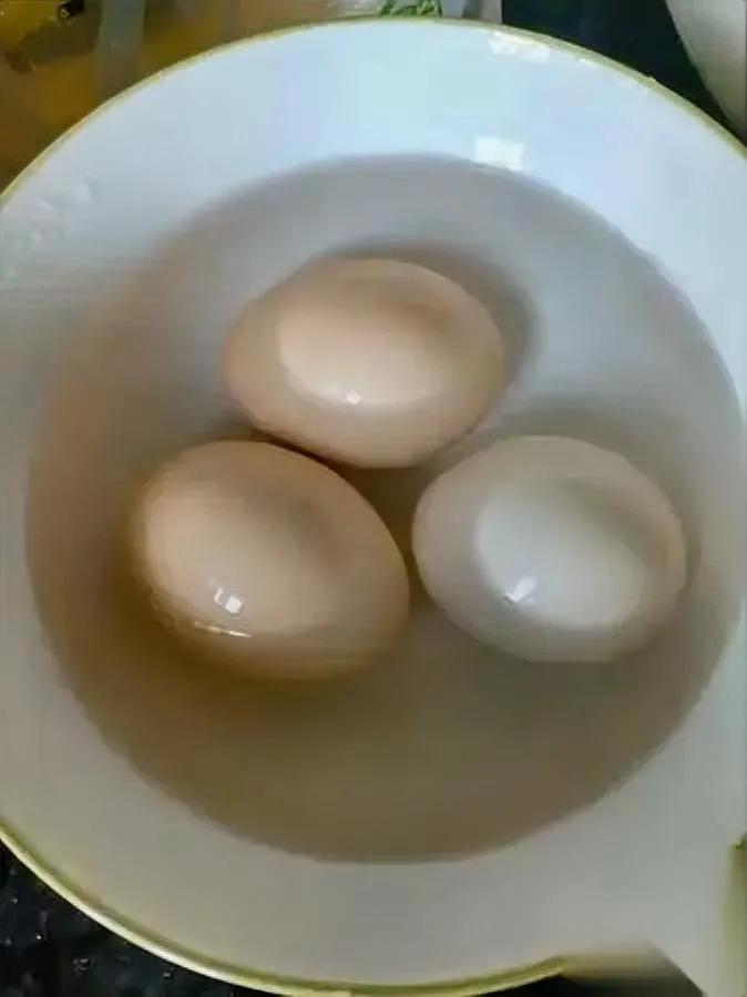 同事43岁的脸，比我28岁还亮。问她秘诀，就俩字：鸡蛋——每天早餐3个，