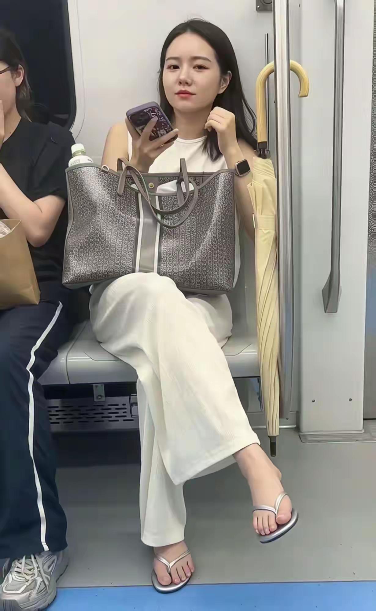这女人一看就很有钱。