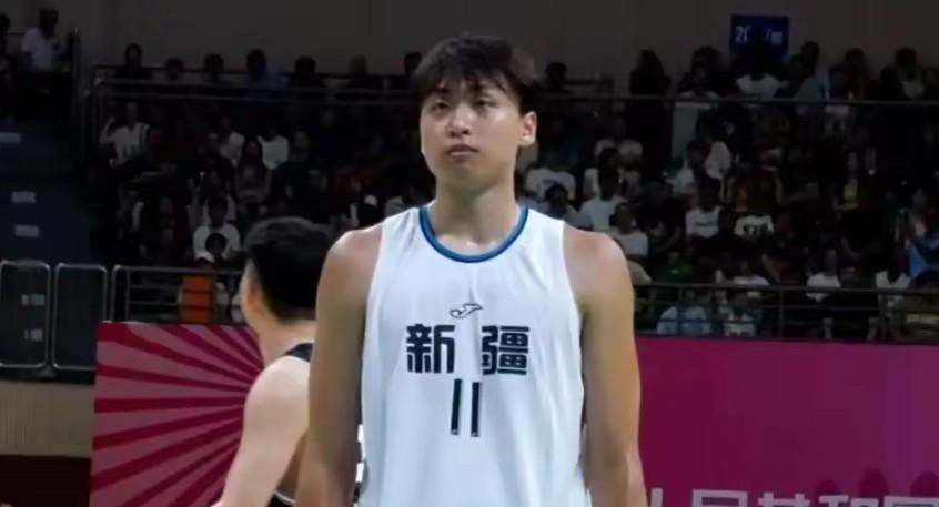 新疆男篮全运会战绩不佳，年轻球员挑大梁。本届全运会，新疆男篮的赛场表现令