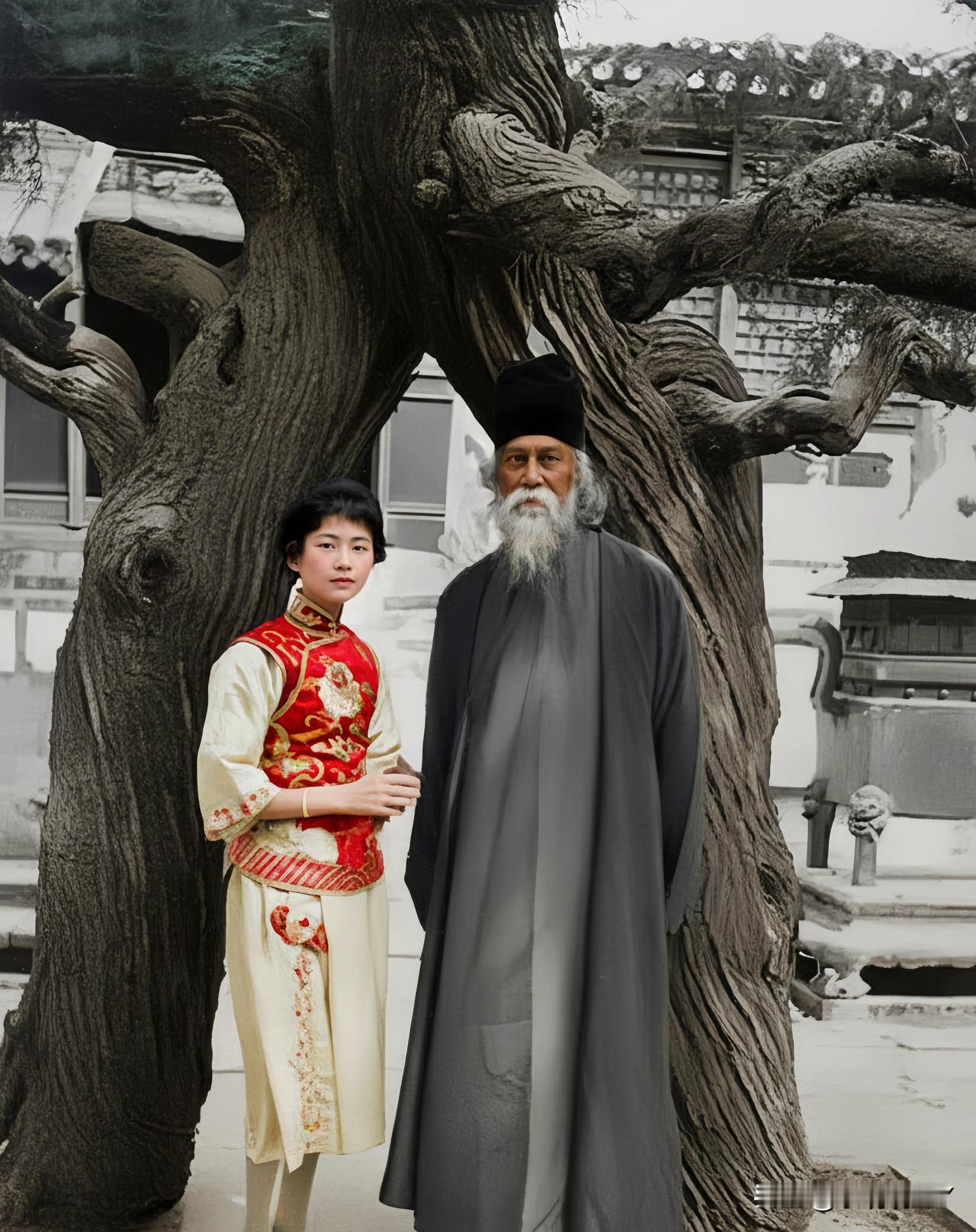 一九二四年五月，林徽因与泰戈尔在北京故宫御花园连理树前的珍贵合影。这不是演戏，也