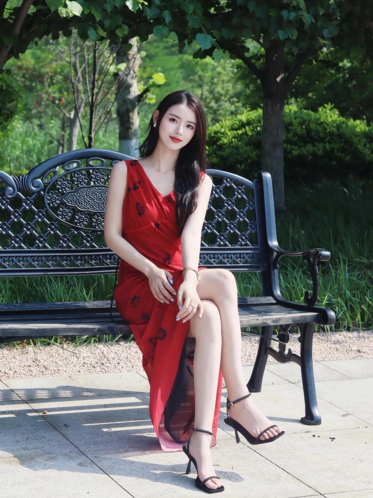 夏日公园红裙飘逸绿意盎然静享美好时光阳光明媚气质红裙美丽动人穿搭