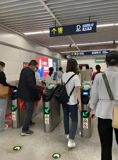 只有我一个西安人不知道吗？坐地铁忘了带长安通卡，就用支付宝刷。出站时显示4元，