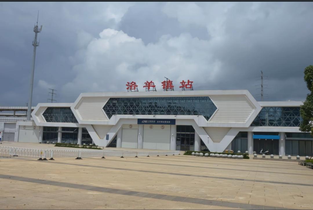 昆明洛羊镇站，虽然有客运设施，但没有开通！这也是此次大家关注到的站点，该站点坐