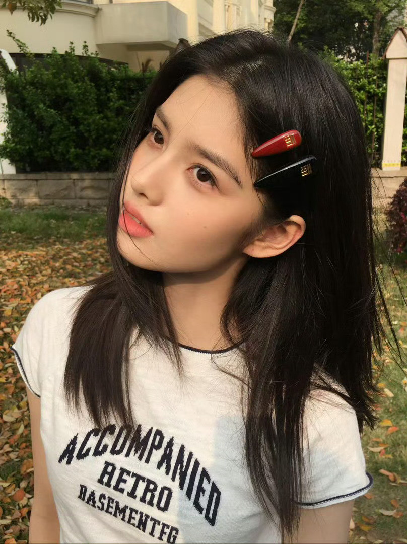 十八岁的艾米真的被艾米狠狠惊艳到！才十八岁就拿下北电艺考全国第三，颜值和实力双