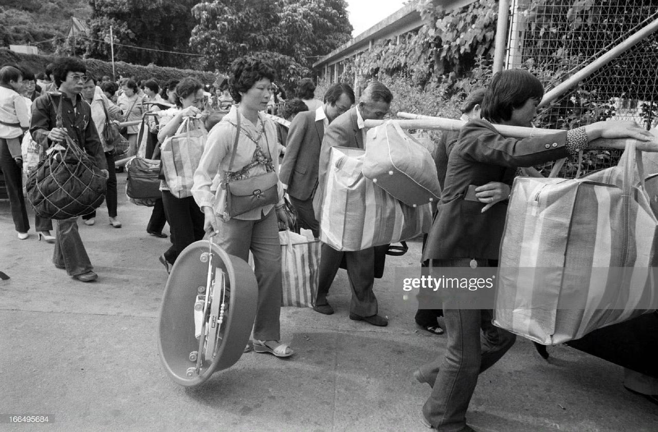 80年代初，回鄉探親的香港人。當時很多人在香港打工，養活內地一家人，物質缺乏