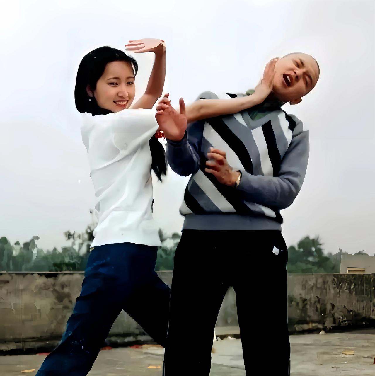 80年代，欧阳奋强与陈晓旭一张搞怪照片，那时的他们好年轻，无忧无虑。