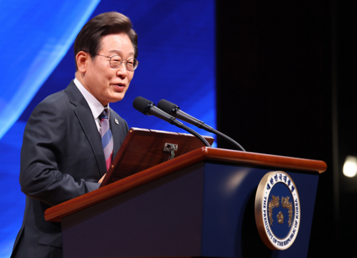 韩国总统李在明的5起案件审判全部暂停后，人们的关注点不得不集中到5年后李总统任期