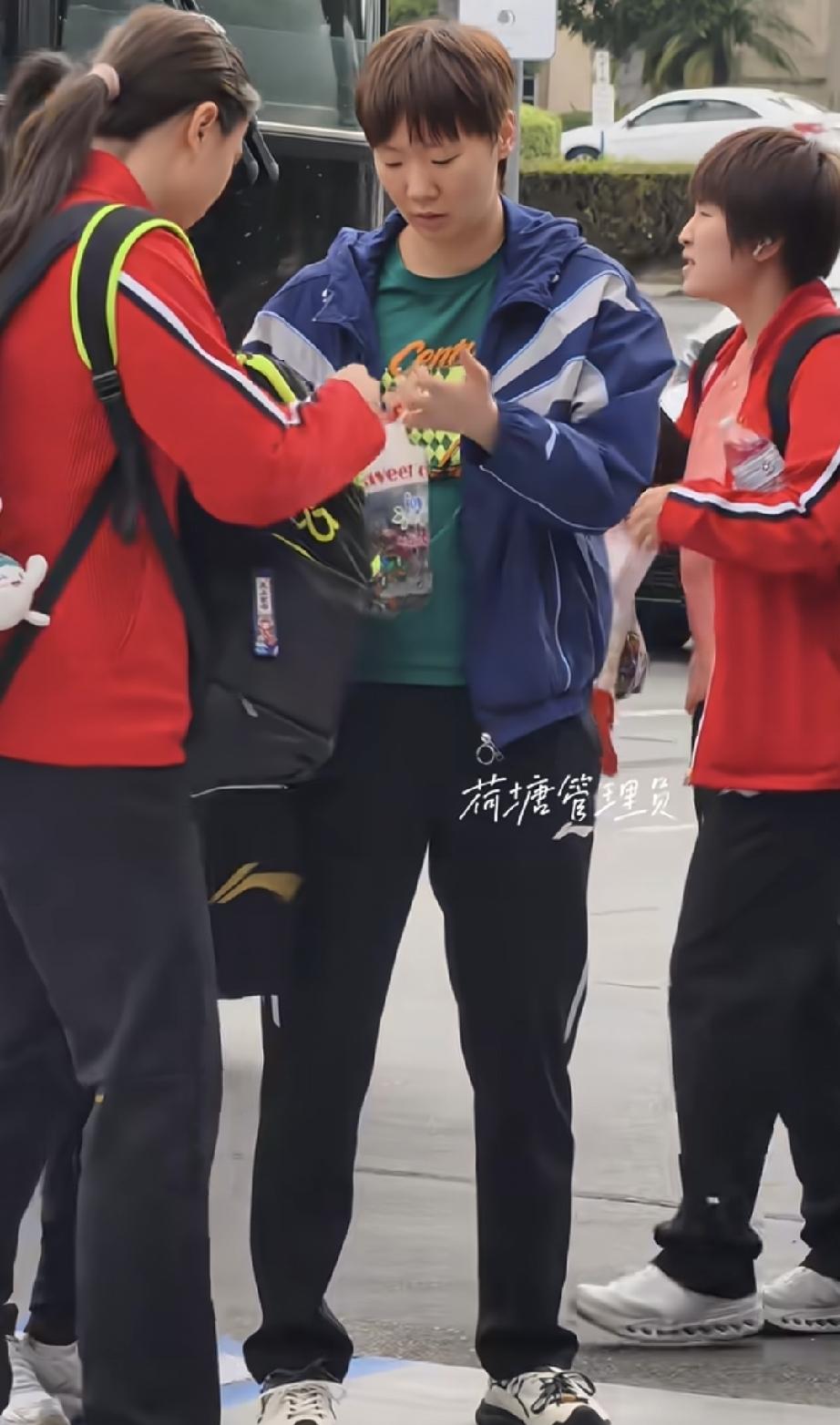 王曼昱今日美国路透！今天是国乒团队落地美国后，备战WTT美国大满贯第一天下训。曼